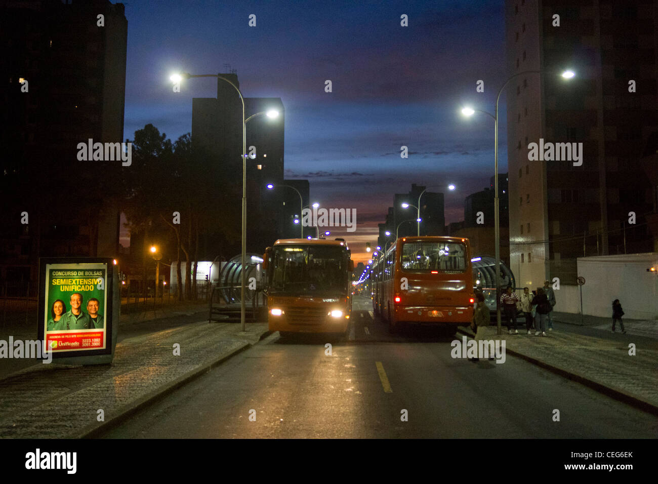 Curitiba bus del sistema in basso. Express bus rosso fermarsi al tubo sulla stazione di Anchieta Avenue Foto Stock