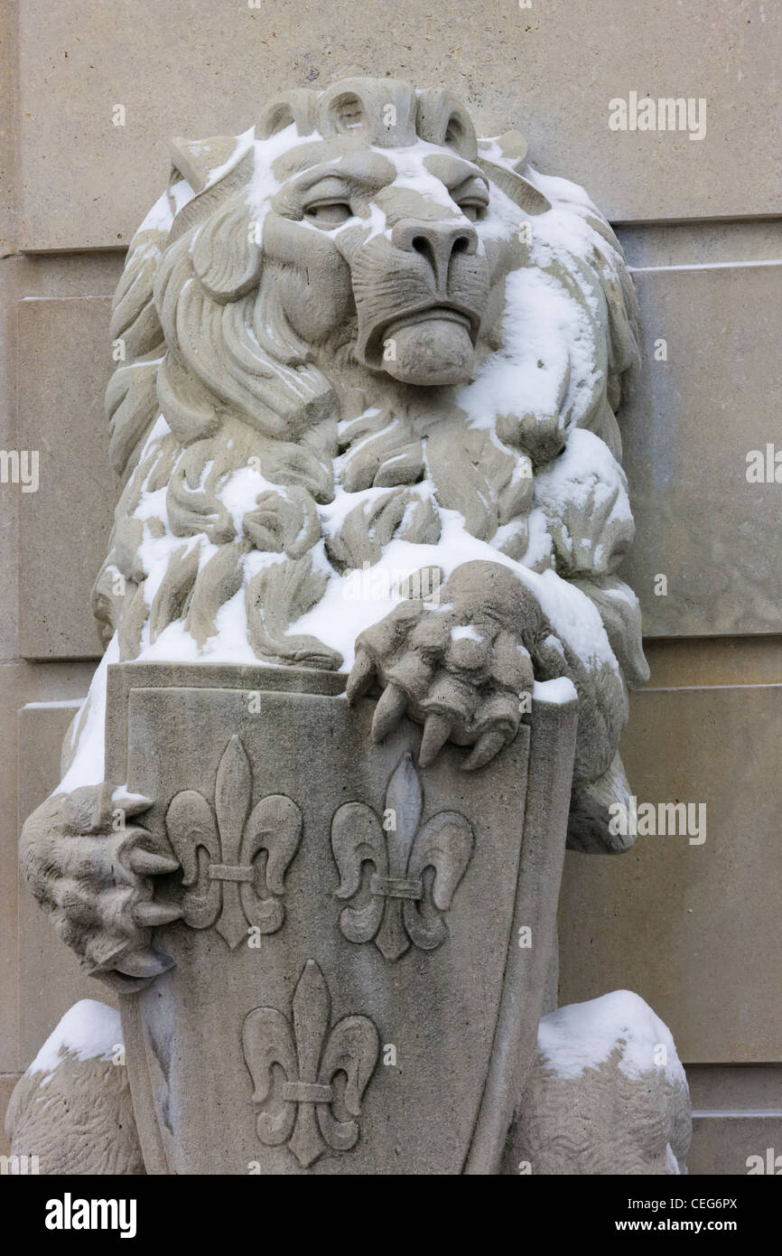 Lion statua ricoperta di neve, Ottawa, Canada Foto Stock