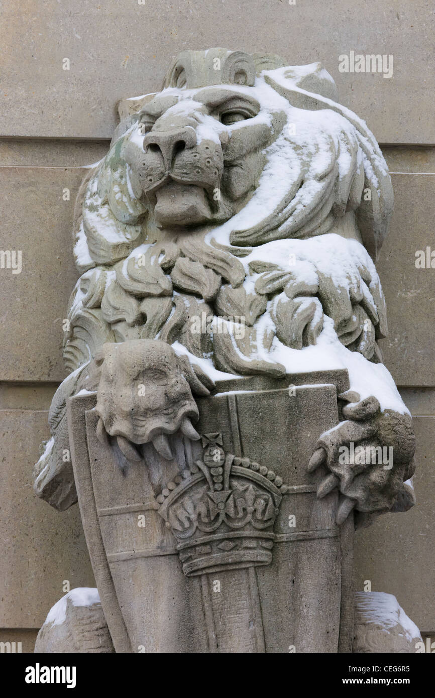 Lion statua ricoperta di neve, Ottawa, Canada Foto Stock