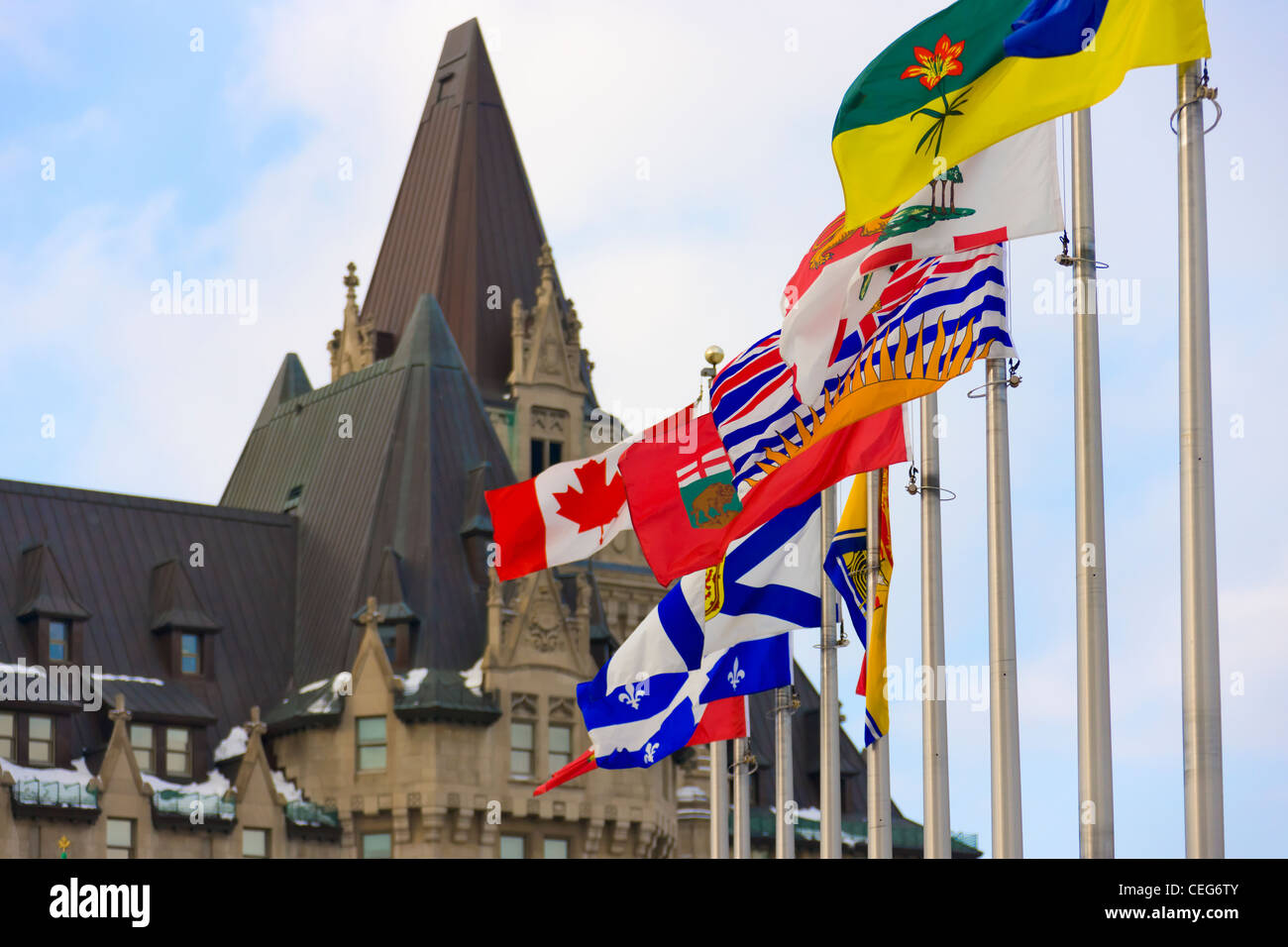 Bandiera pali con Fairmont Chateau Laurier Hotel, Ottawa, Canada Foto Stock