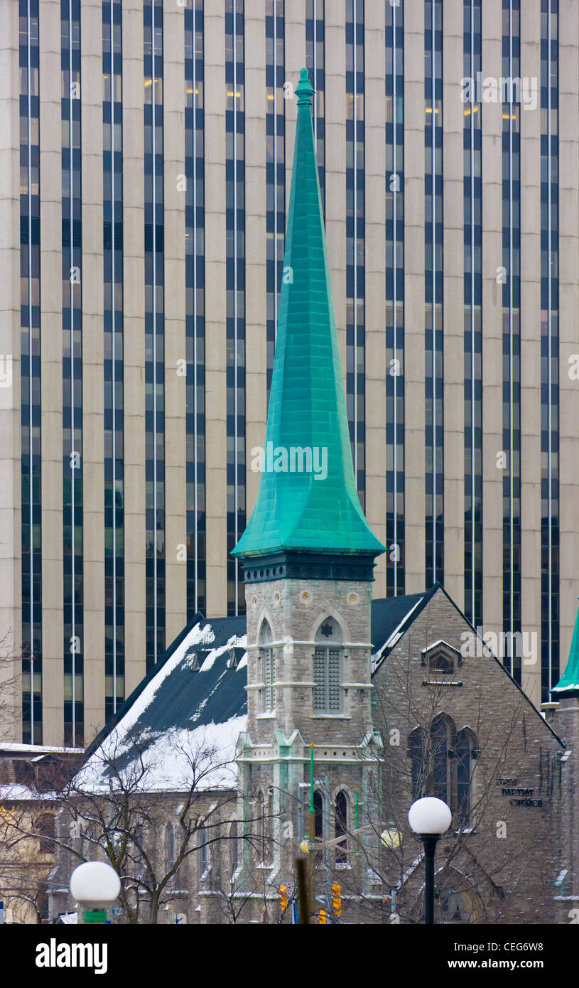 Edificio in stile coloniale e alto e moderno nel centro cittadino di Ottawa, Canada Foto Stock