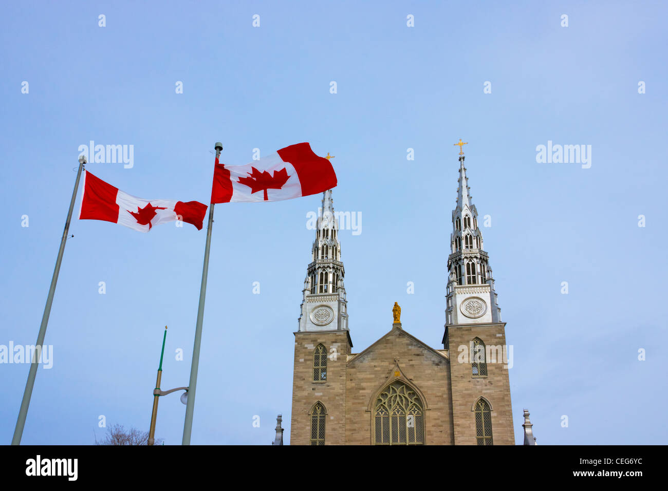 La cattedrale di Notre Dame con la Canadian bandiera nazionale, Ottawa, Canada Foto Stock