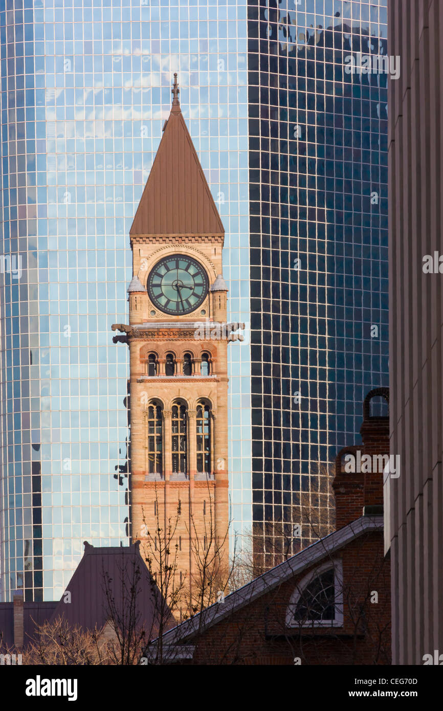 La riflessione di clock tower su un edificio con pareti in vetro, Toronto, Canda Foto Stock