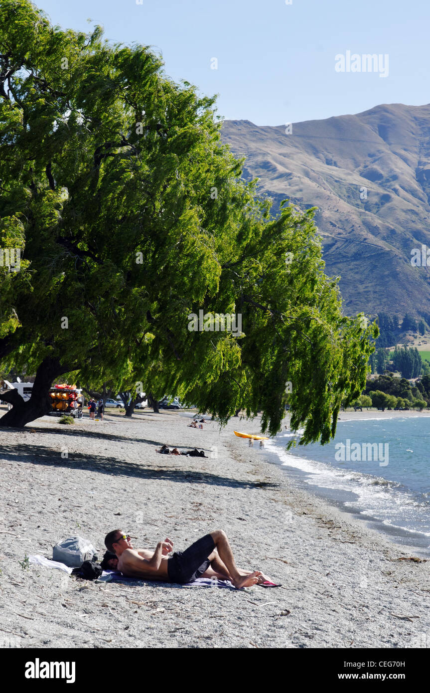Un paio di posa sul lago Wanaka Beach, Wanaka Nuova Zelanda Foto Stock
