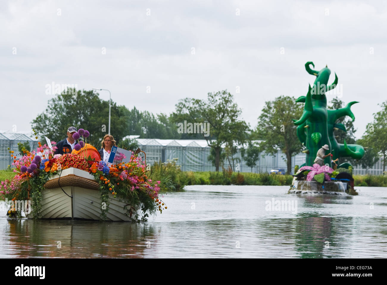 Favoloso imbarcazioni decorate in spettacolari annuale di Westland floating flower Parade Agosto 02, 2009, maasland, Paesi Bassi. Foto Stock