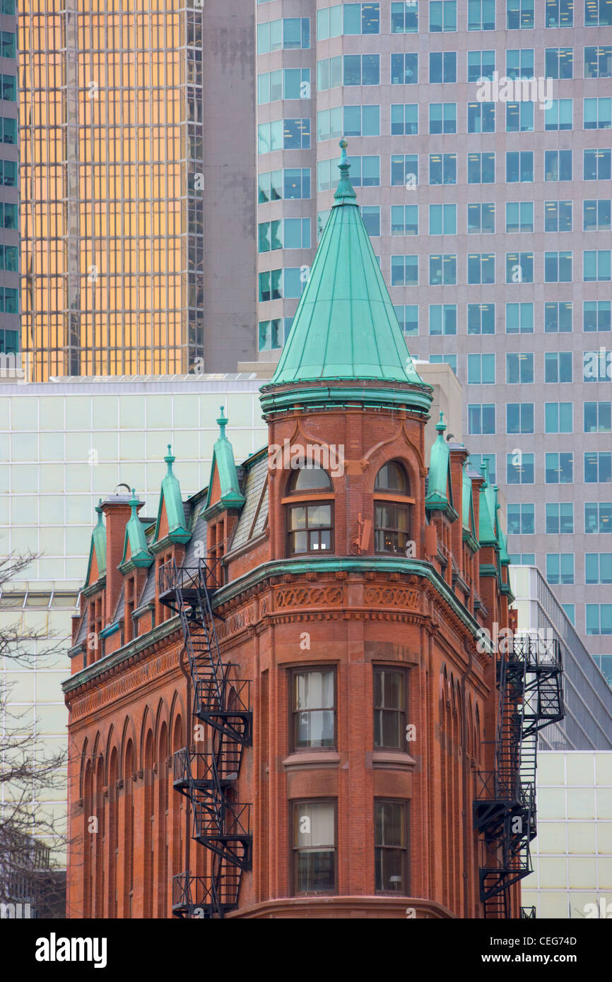 Edificio in stile coloniale con alto e moderno nel centro di Toronto, Canada Foto Stock