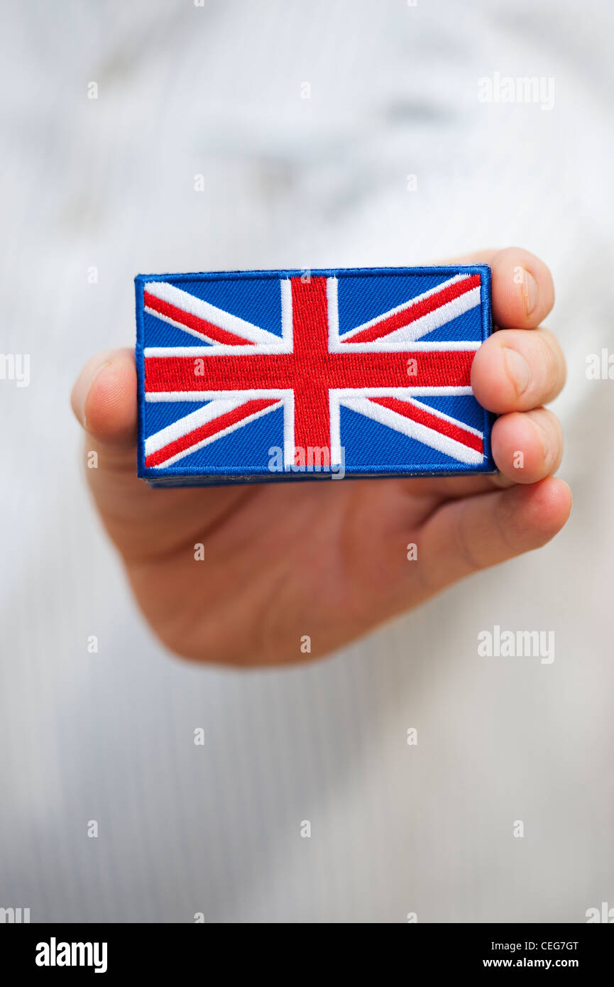 Mano che tiene un Union Jack flag patch ricamato Foto Stock