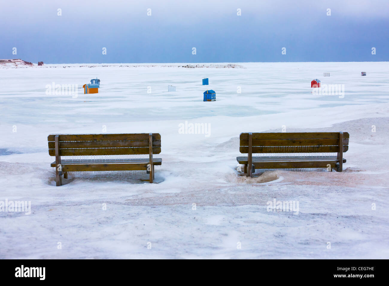 Banco di lavoro e casa di pesca sul ghiaccio, Iles de la Madeleine, Canada Foto Stock