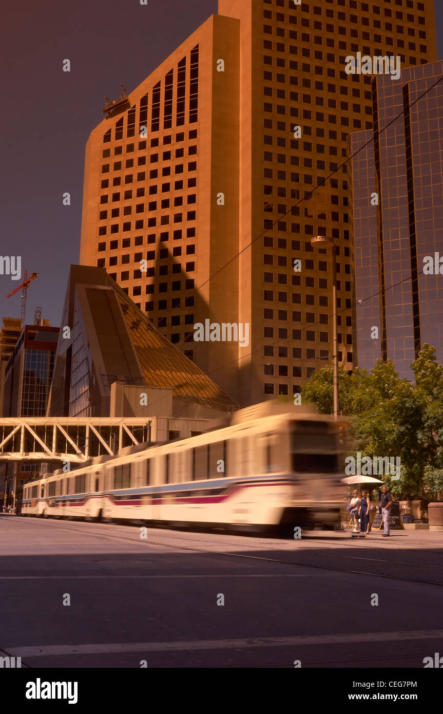 C-treno che passa attraverso il centro cittadino di Calgary, Alberta, Canada Foto Stock