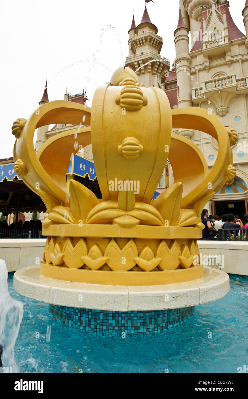Grande fulcro della corona in una fontana, Universal Studios, Singapore. Foto Stock