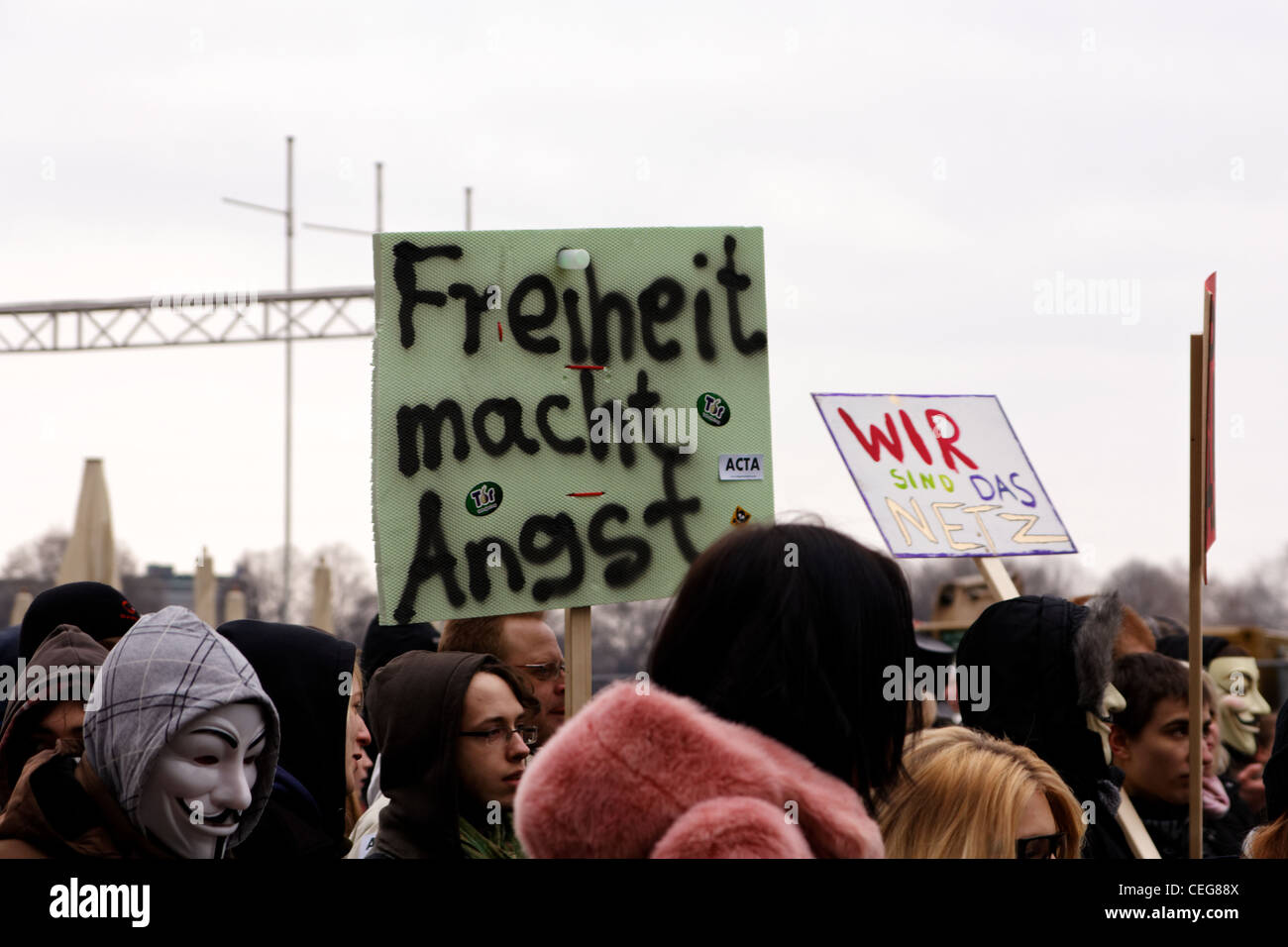 Amburgo, Germania - 11 febbraio 2012: persone protestano per le strade contro la proprietà intellettuale trattato ACTA. Foto Stock