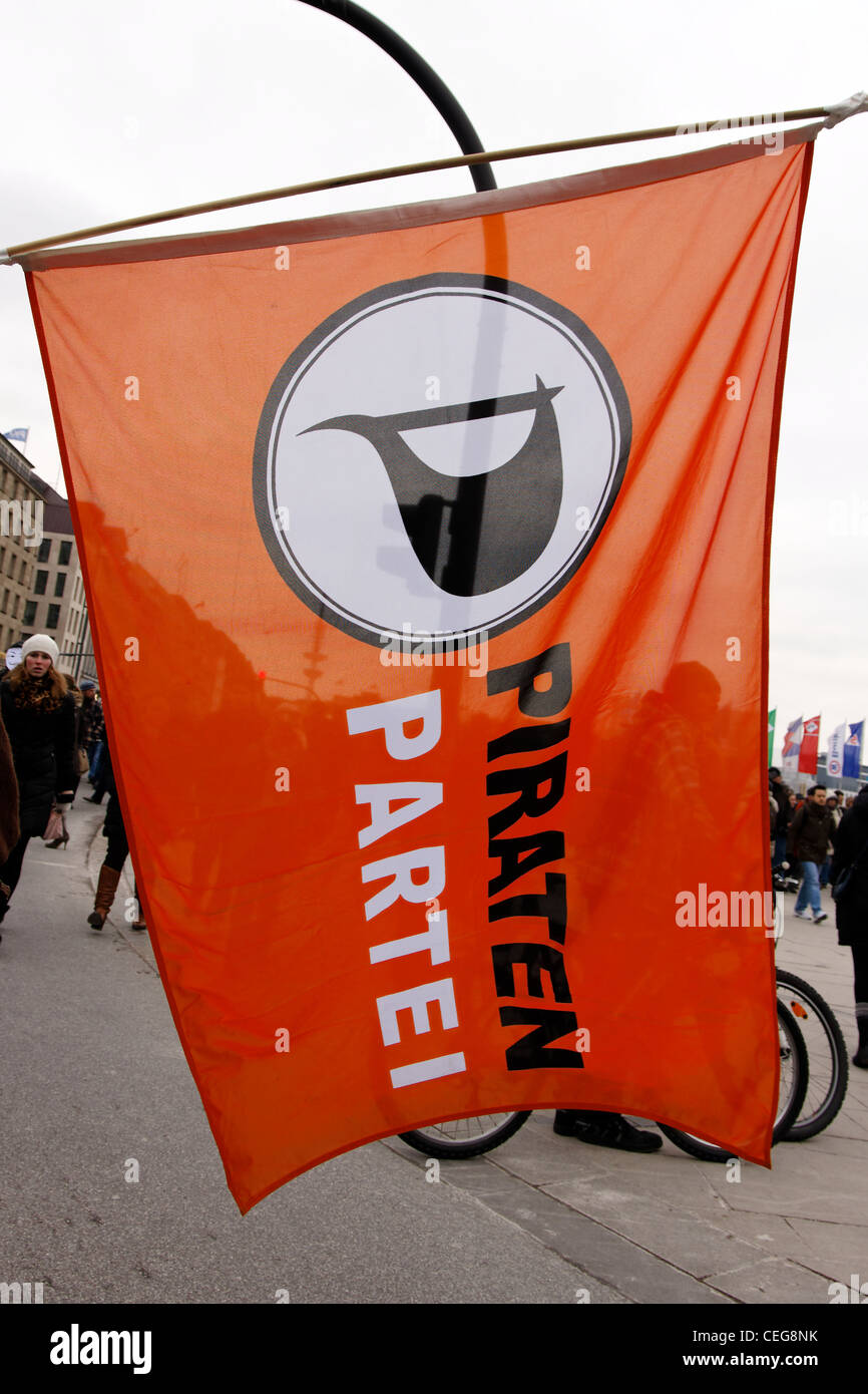 Amburgo, Germania - 11 febbraio 2012: persone protestano per le strade contro la proprietà intellettuale trattato ACTA. Foto Stock