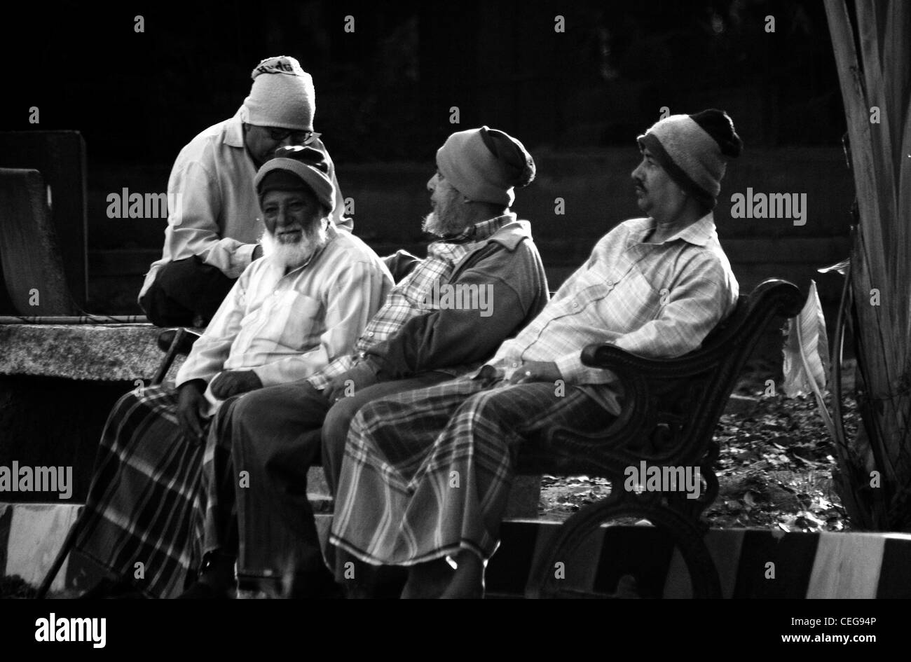 Vecchi uomini indiani nel parco Foto Stock