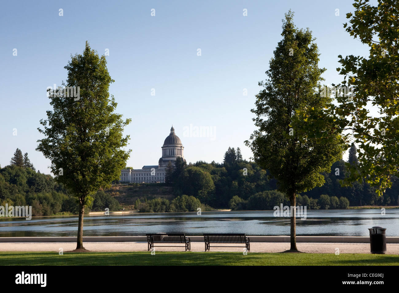 Il Campidoglio è visto dietro Capitol Lake in Olympia, Washington Foto Stock