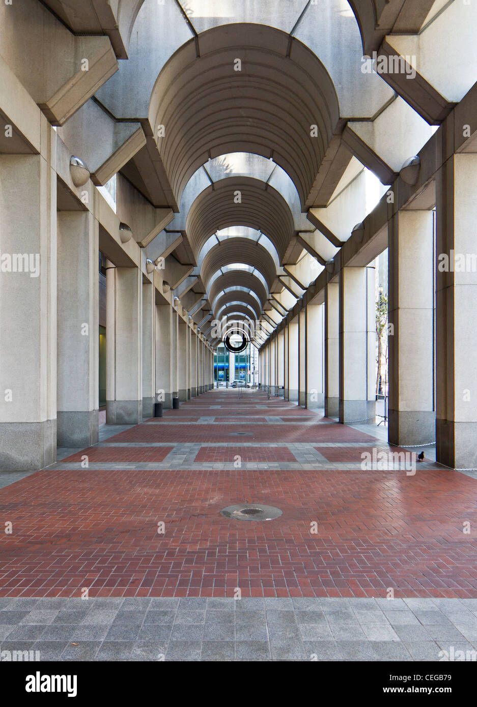 Colonnato di fronte la Federal Reserve Bank Headquarters in San Francisco Foto Stock