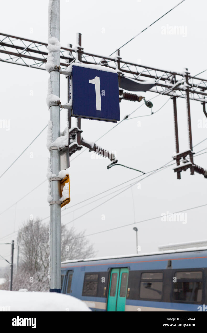 Stazione ferroviaria elettrificata tettuccio di cavi di alimentazione con neve ,REGNO UNITO Foto Stock