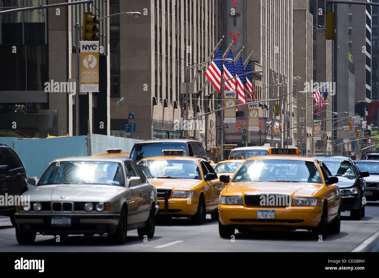 I taxi di Fifth Avenue di New York City con bandierine americane in background Foto Stock