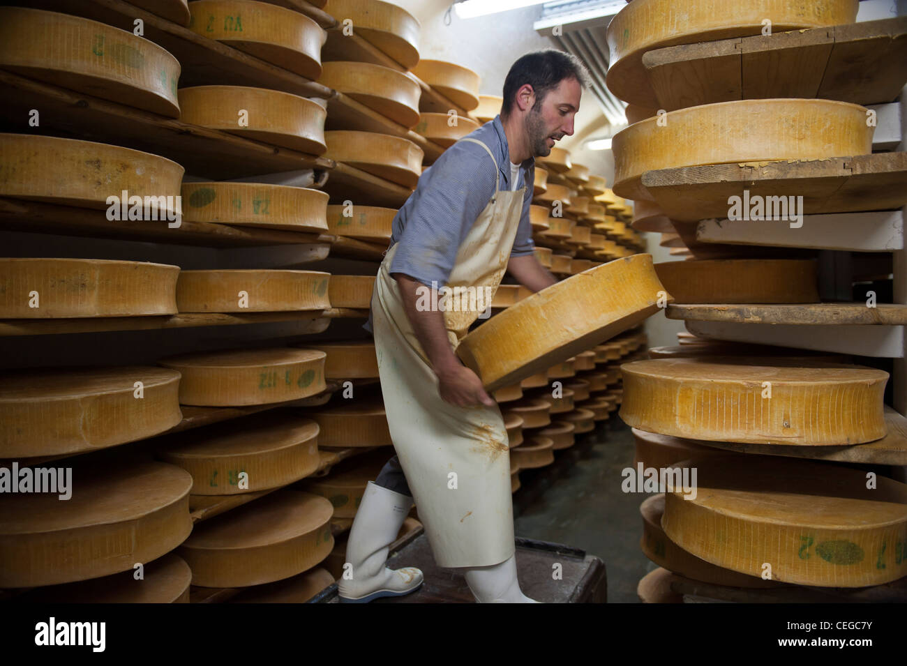 Ruotando il formaggio del Beaufortain cooperativa lattiero-casearia in Beaufort, Savoie, Francia Foto Stock