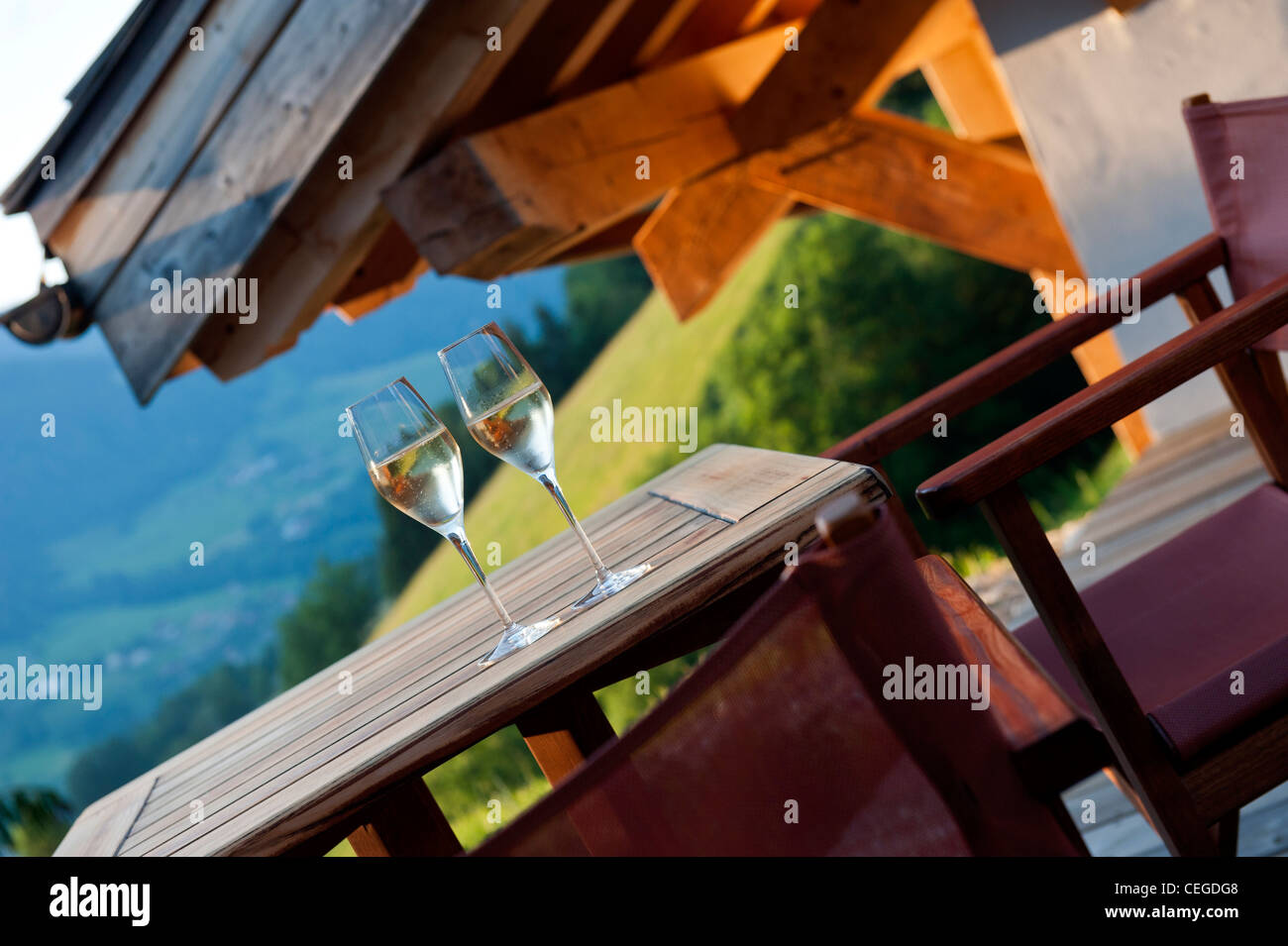 Le bevande sulla terrazza a Flocons de Sel gourmet restaurant & Hotel. Megeve Alta Savoia. Francia Foto Stock