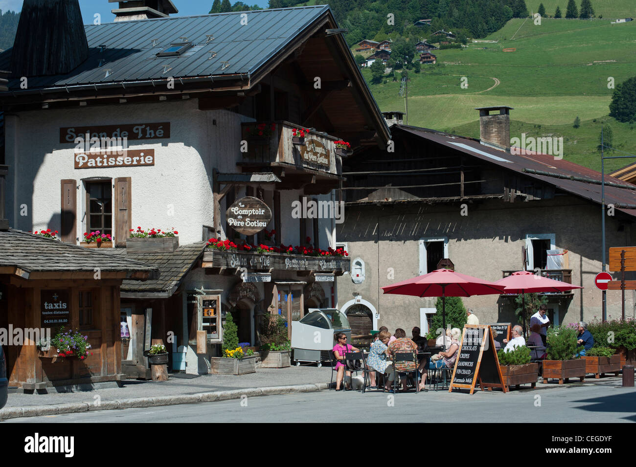 Street Cafe nel villaggio di Megève. Alta Savoia dipartimento Rhône-Alpes regione sud-est della Francia. Foto Stock