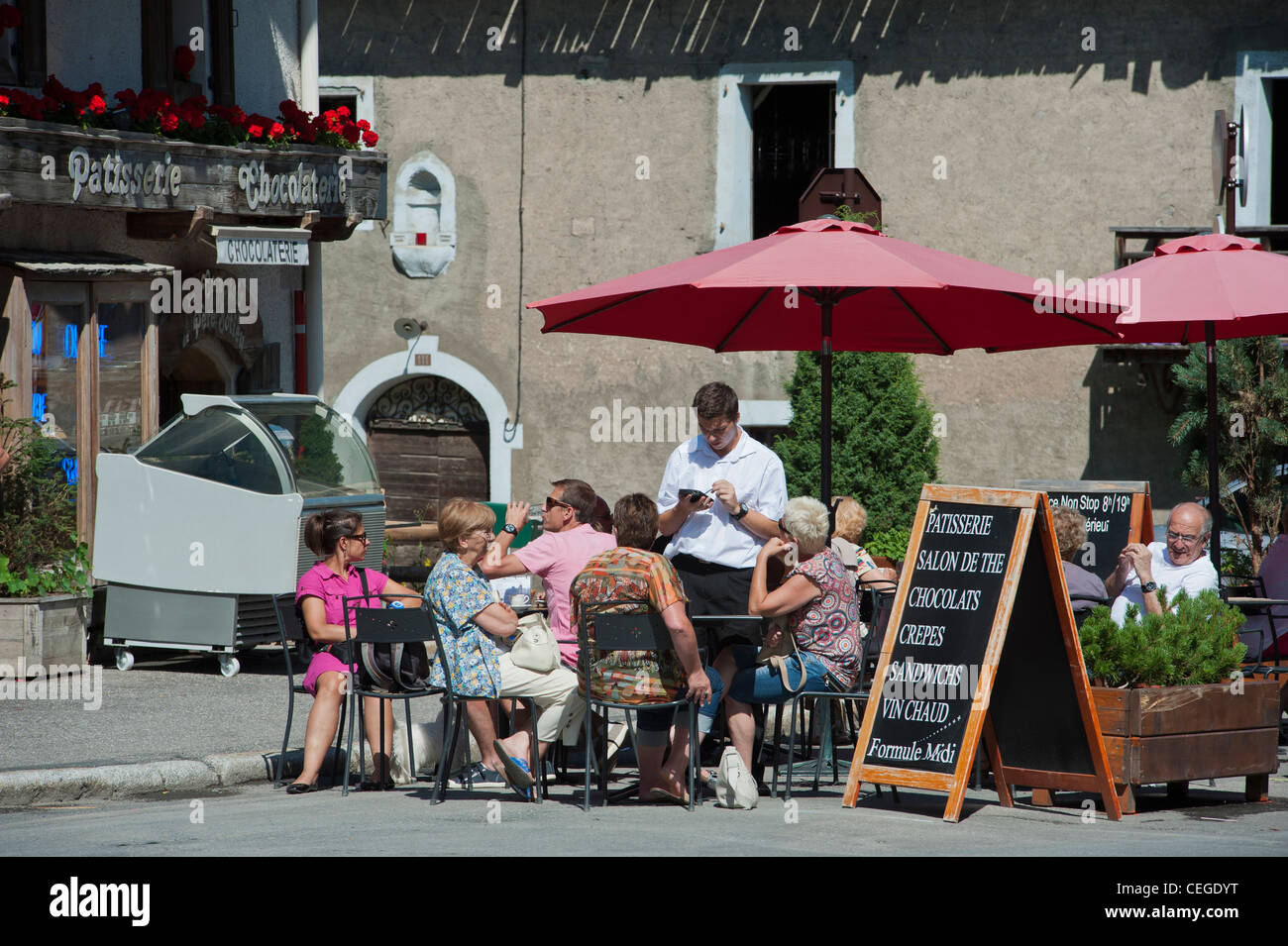 Street Cafe nel villaggio di Megève. Alta Savoia dipartimento Rhône-Alpes regione sud-est della Francia. Foto Stock