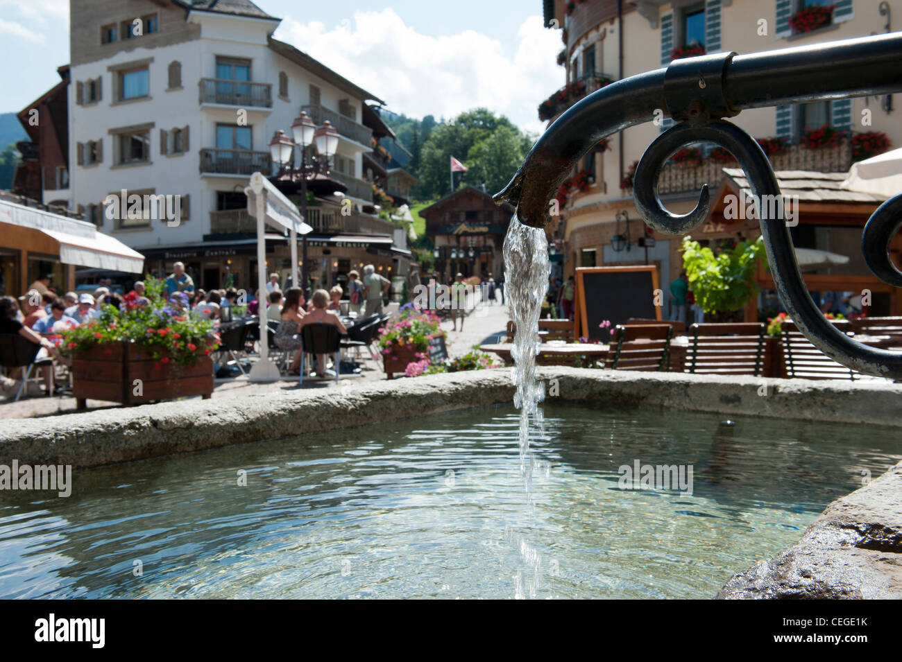 Fontana di acqua e caffè nel villaggio di Megève. Alta Savoia dipartimento Rhône-Alpes regione sud-est della Francia. Foto Stock