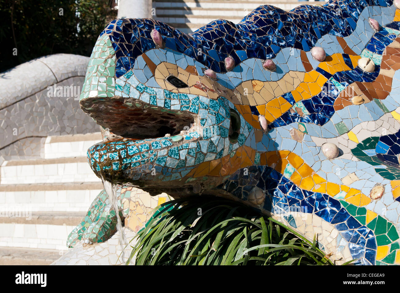 Chiusura del drago mosaico fontana di Antoni Gaudi, Parc Güell, Barcellona, in Catalogna, Spagna Foto Stock
