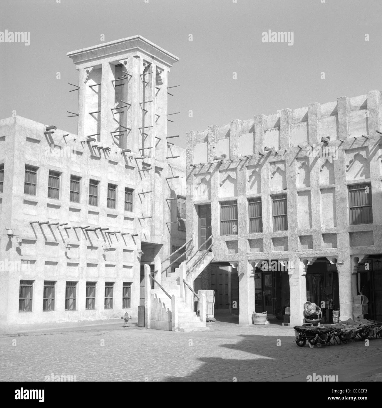 Architettura tradizionale nel Souq Waqif a Doha, in Qatar, dotata di una torre eolica. Foto Stock