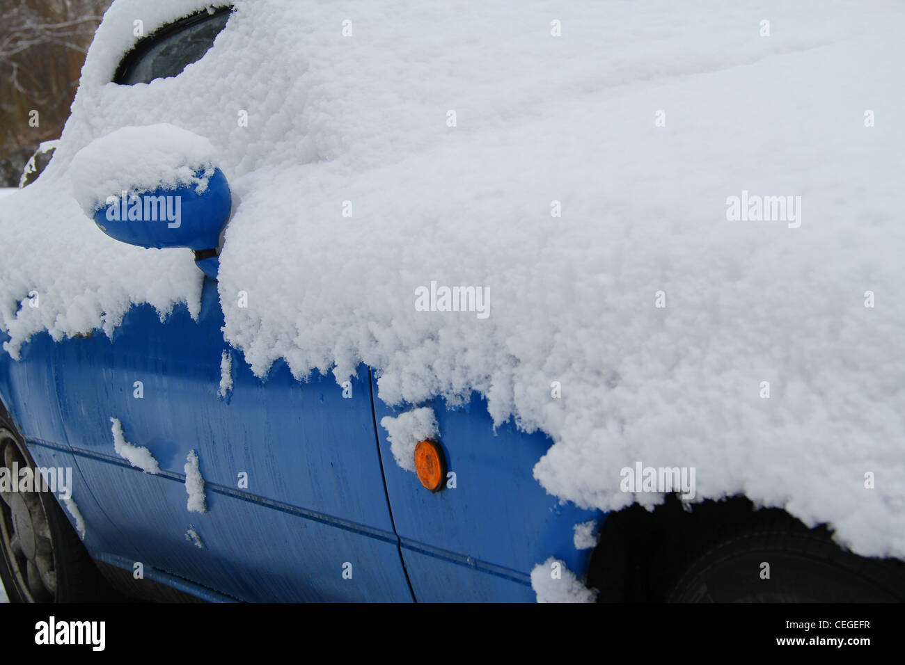 Auto blu coperto di neve Foto Stock