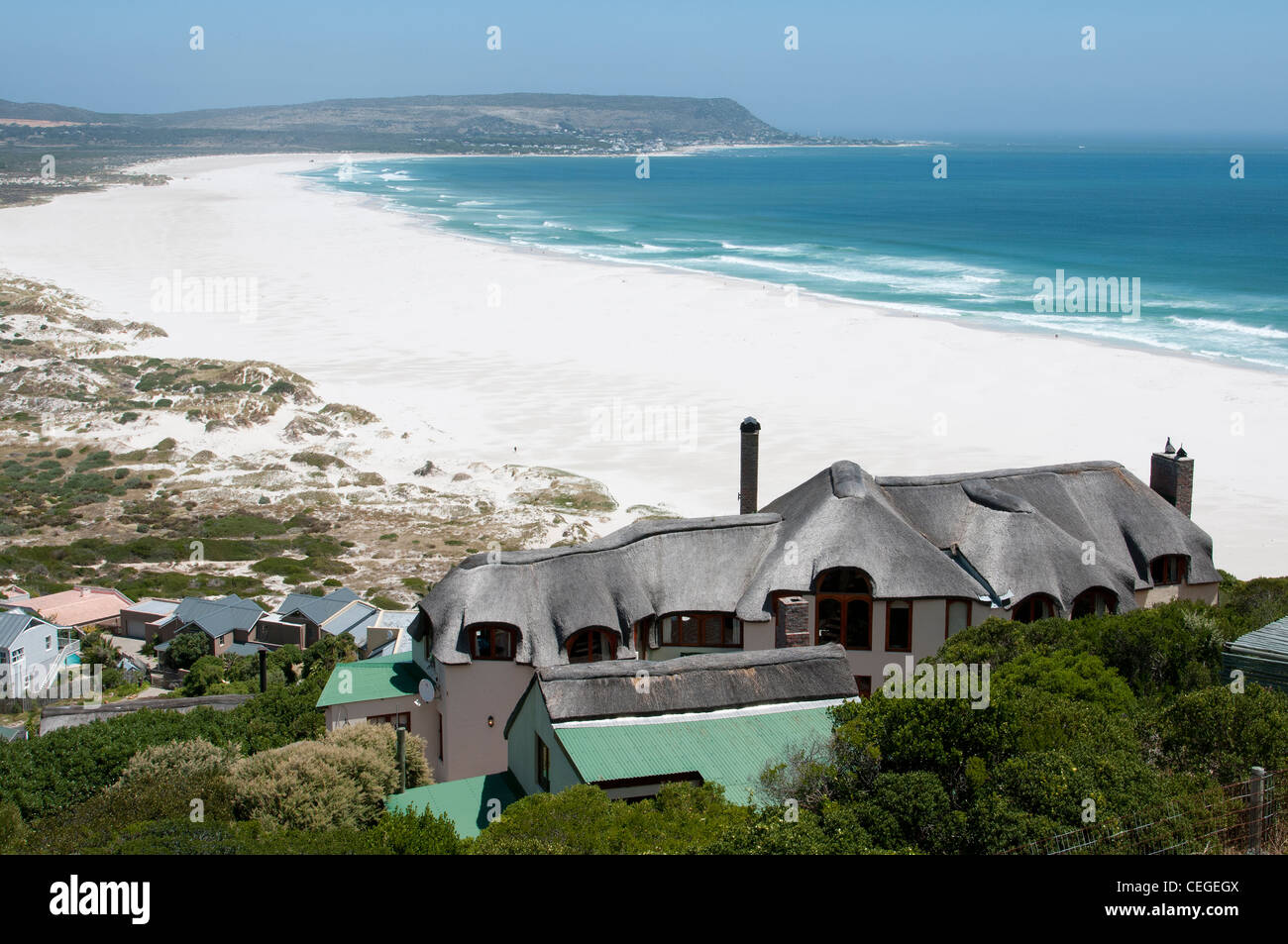 Casa di paglia che si affaccia sulla spiaggia di Kommetjie Western Cape Sud Africa Foto Stock