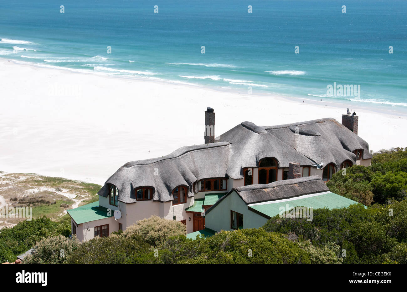 Casa di paglia che si affaccia sulla spiaggia di Kommetjie Western Cape Sud Africa Foto Stock