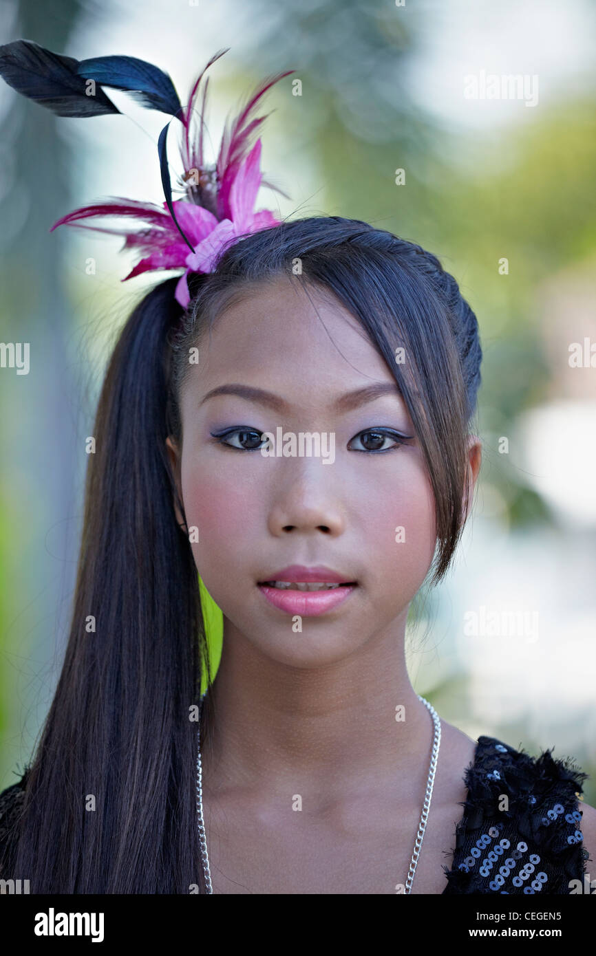 Il trucco per bambini. 10 anni ragazza tailandese con viso trucco e hair styling per la scuola pageant. Thailandia del sud-est asiatico Foto Stock