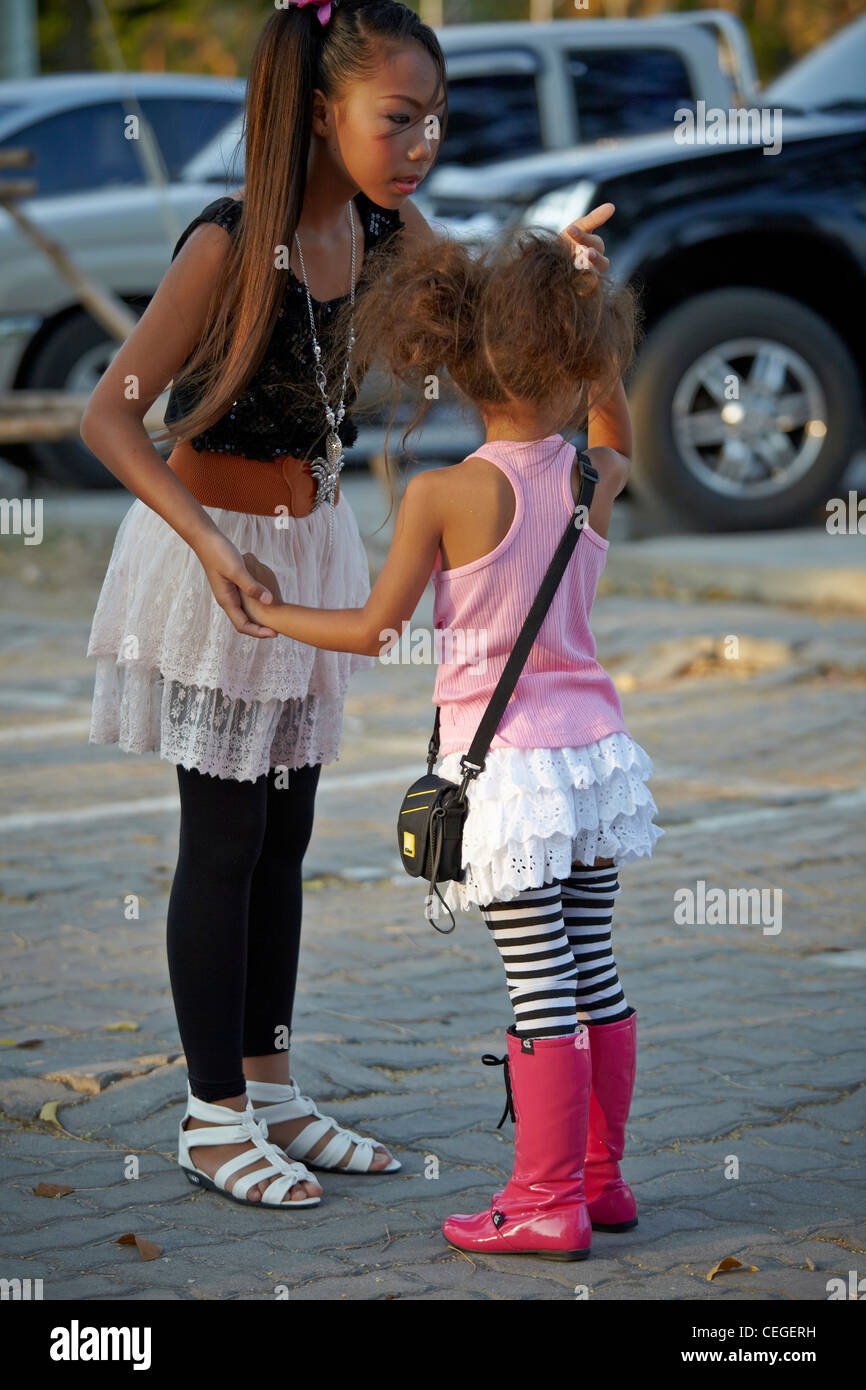 Bambini alla moda immagini e fotografie stock ad alta risoluzione - Alamy