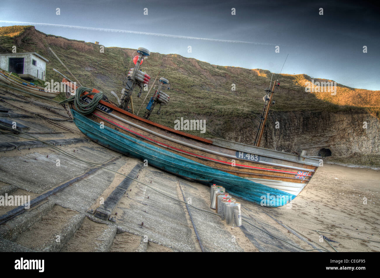 In legno barche da pesca a nord della baia di atterraggio, Flamborough nel North Yorkshire Foto Stock