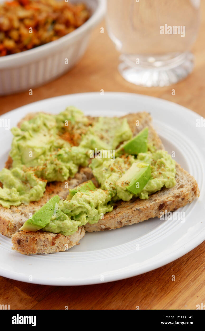 Un sandwich con avocado frantumato. Foto Stock