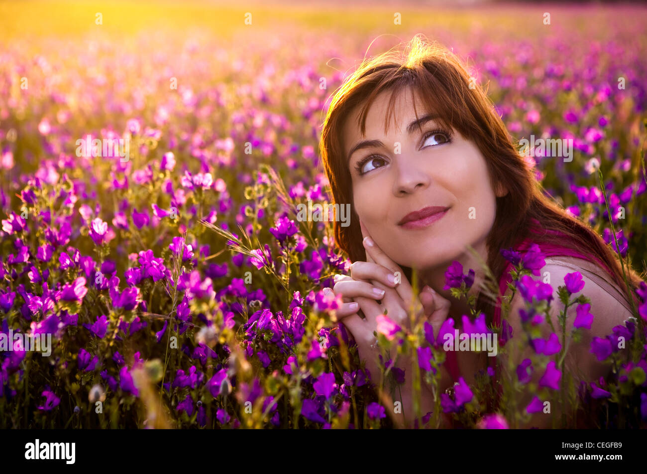 Bella giovane donna ritratto su un prato fiorito Foto Stock