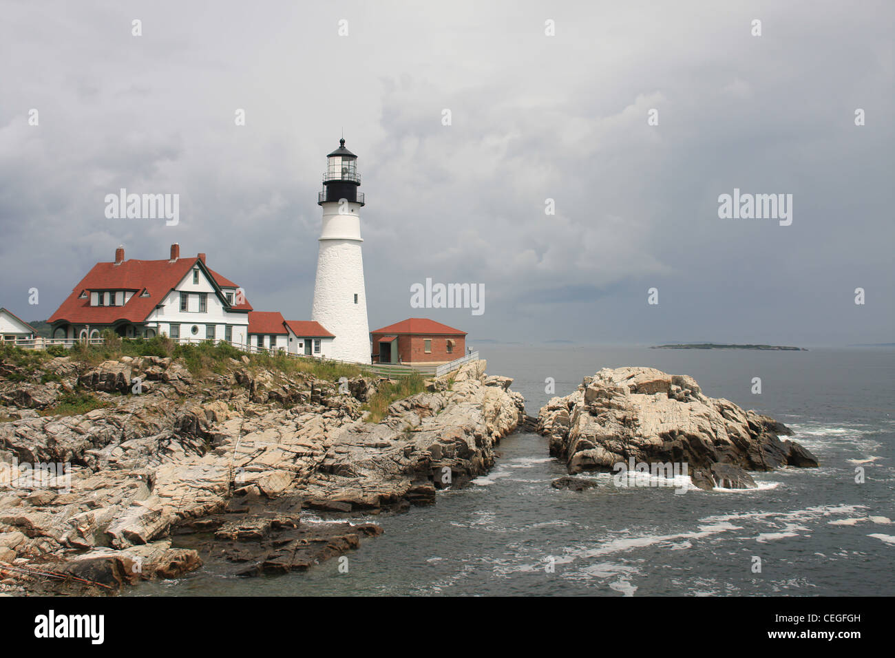 Cape Elizabeth faro prima di cielo nuvoloso, New England, Portland, Maine Foto Stock