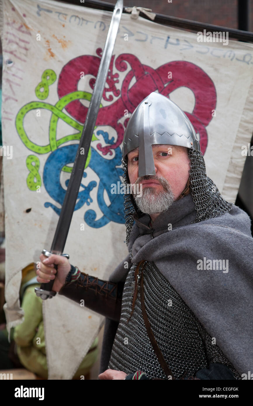 Viking ri-enactor indossando il casco e che porta la spada al ventisettesimo JORVIK annuale Festival in York, Regno Unito Foto Stock