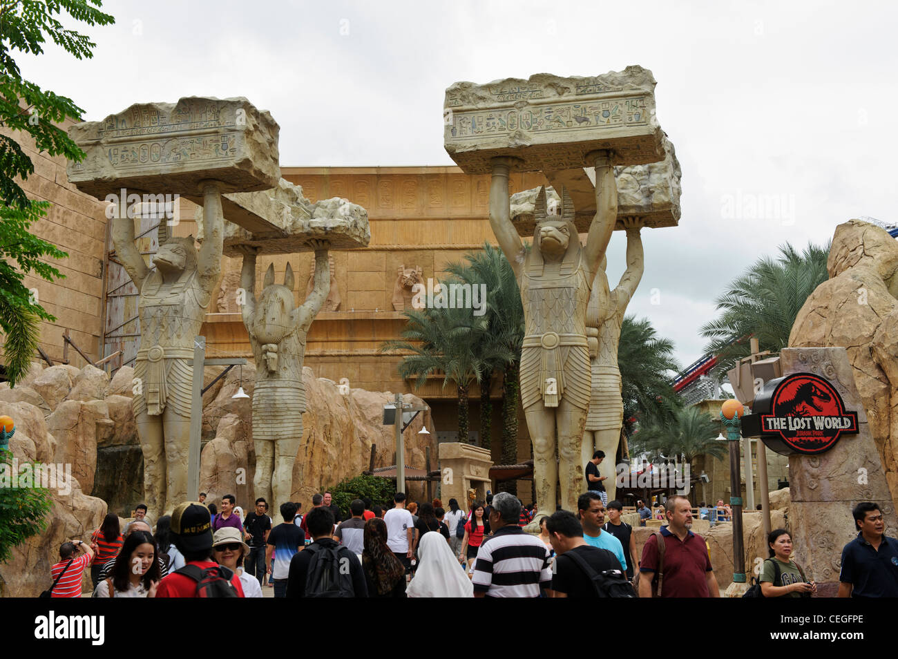 Gigantesche statue Anubis, Antico Egitto, Universal Studios Singapore. Foto Stock