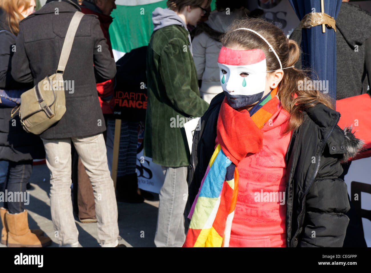 Ragazza giovane indossando maschera ad Amnesty International manifestazione a Londra a sostegno della primavera araba Foto Stock