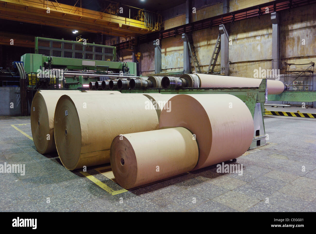 impianto di produzione della carta con grandi macchinari industriali utilizzati per la lavorazione e il rotolamento della carta Foto Stock