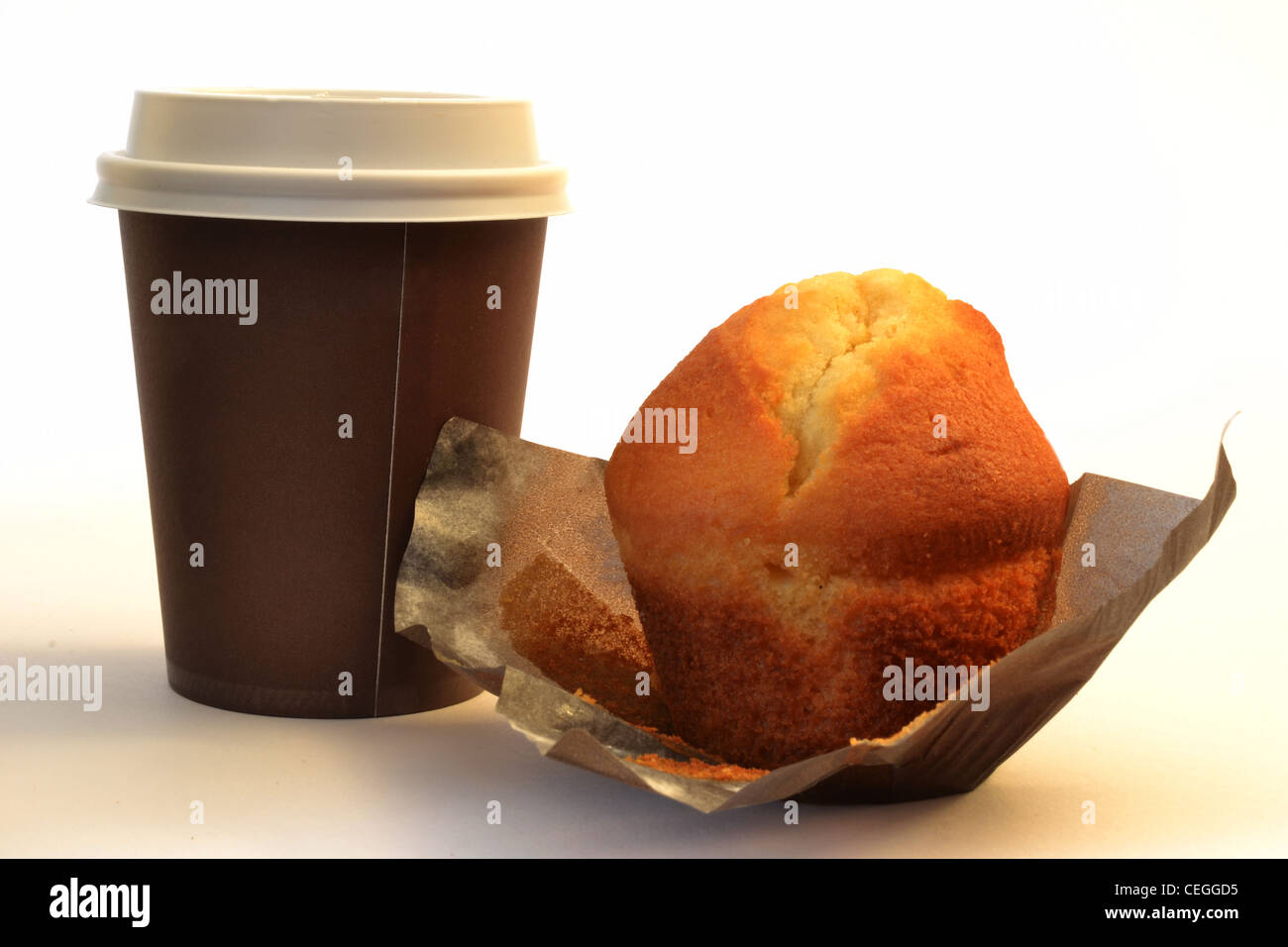 La prima colazione per andare. caffè in plastica per andare tazza marrone con etichetta e coperchio bianco e muffin alla vaniglia Foto Stock