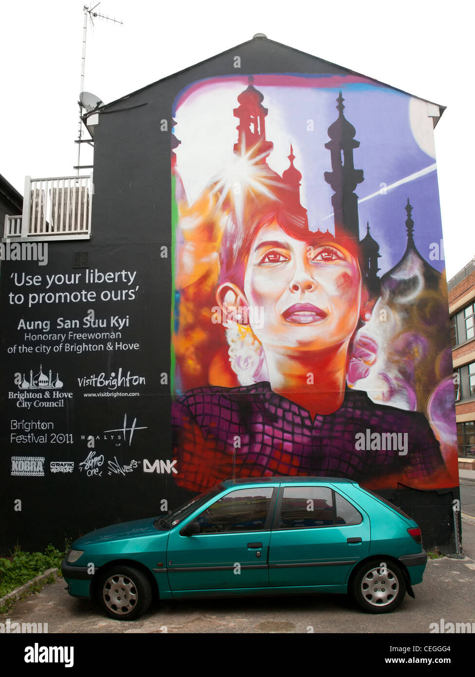 Graffiti di arte grafica di Aung San Suu Kyi (Burmese pro democrazia movimento) su una parete di Brighton Foto Stock