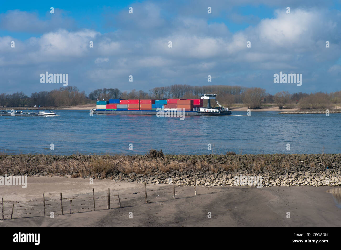 Contenitore nave sul fiume Waal a Nijmegen Foto Stock