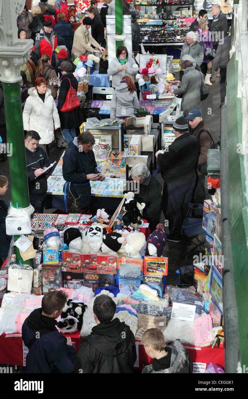 Mercato delle pulci all'interno di Tynemouth stazione ferroviaria North East England Regno Unito Foto Stock