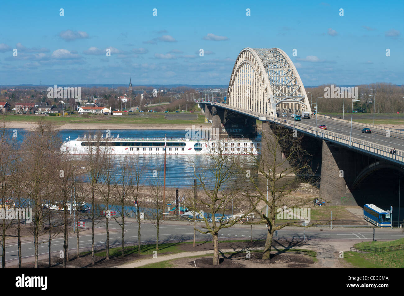 Ponte sul fiume Waal a Nijmegen Foto Stock