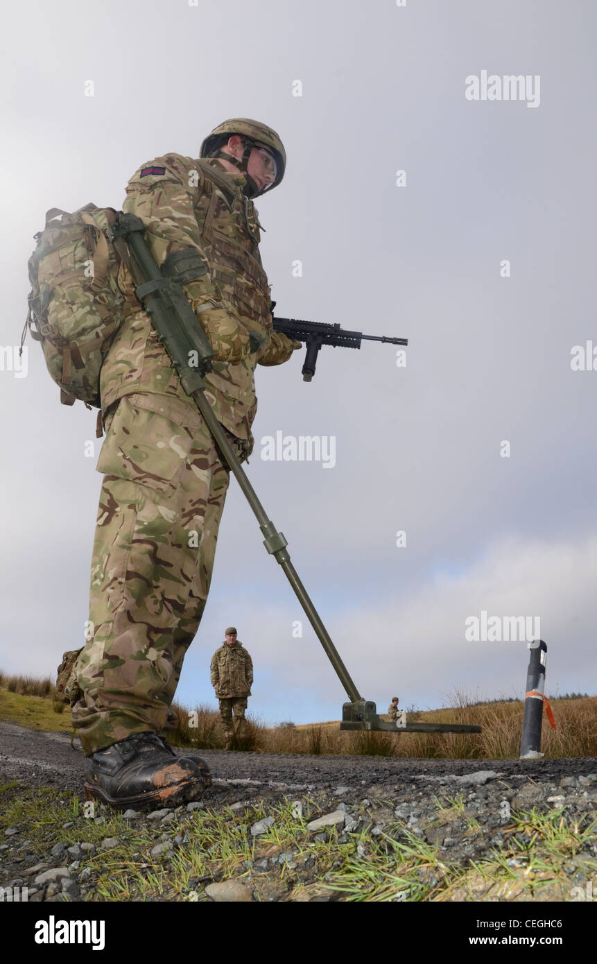 Un esercito britannico solder "Vallon man' cerca di IED utilizzando un Vallon metal detector, egli guiderà una pattuglia, lambendo il percorso fo Foto Stock