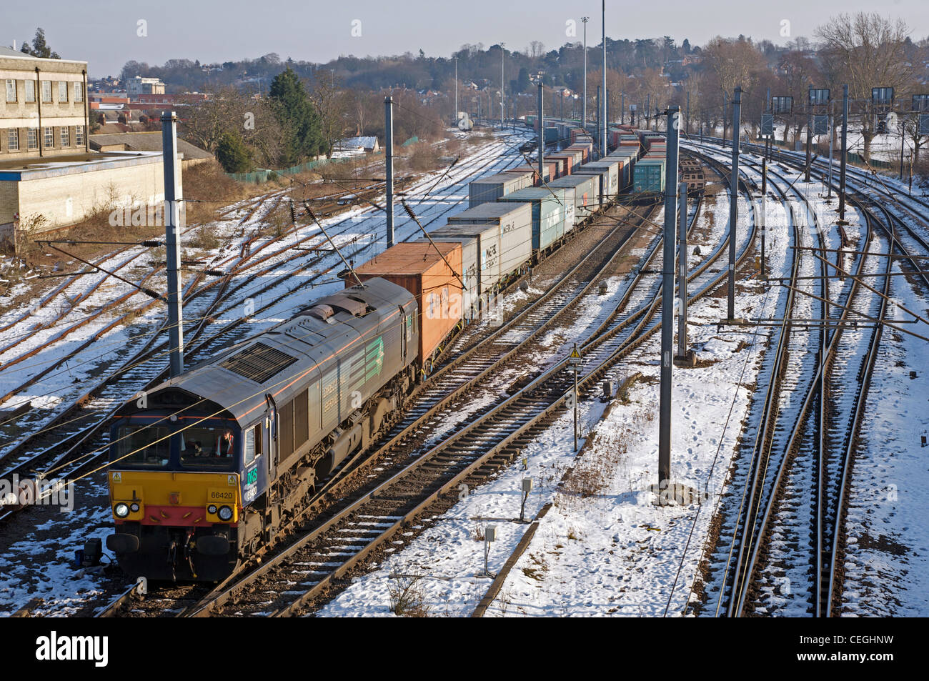 Direct Rail Services (DRS) treno merci in esecuzione attraverso Ipswich sul tragitto per il porto di Felixstowe, Suffolk, Regno Unito. Foto Stock