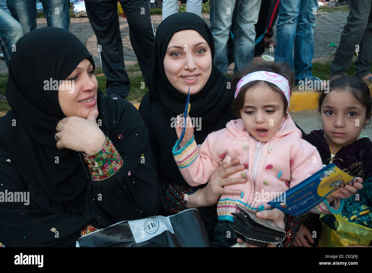 Le donne e i bambini celebrano Eid el Adha, la festa islamica del Sacrificio, al Cairo Foto Stock