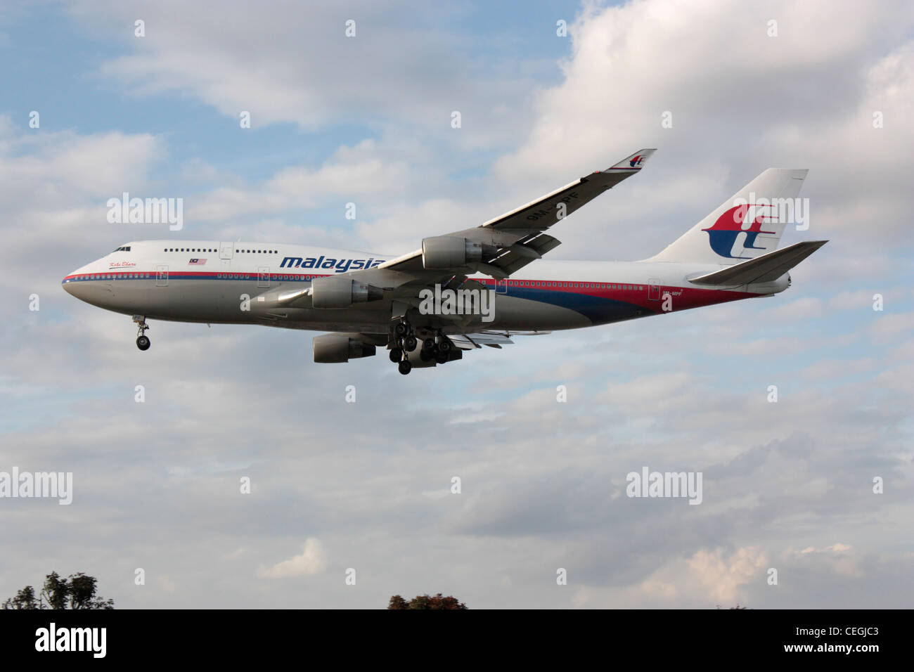 Malaysia Airlines Boeing 747-400 jumbo jet aereo di linea in arrivo a Londra Heathrow. Vista laterale. Foto Stock